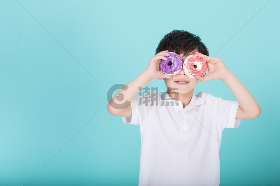 儿童小男孩手持甜甜圈玩耍图片素材免费下载