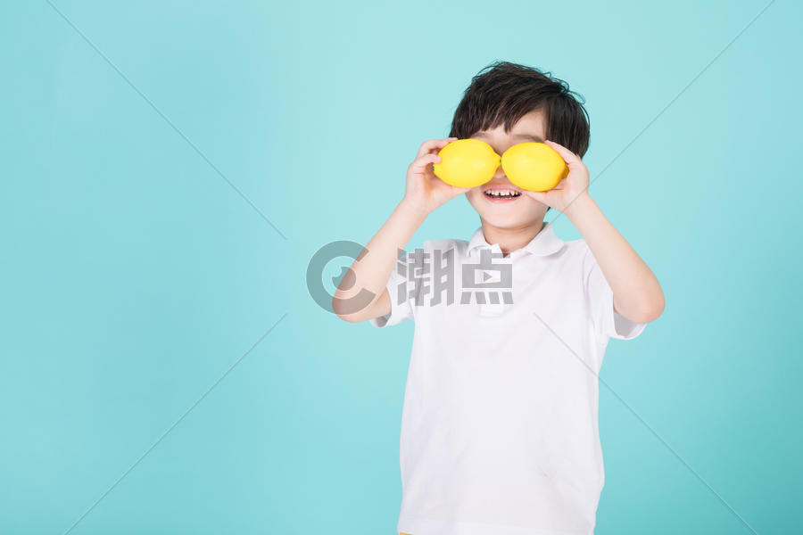 儿童小男孩手持柠檬道具图片素材免费下载