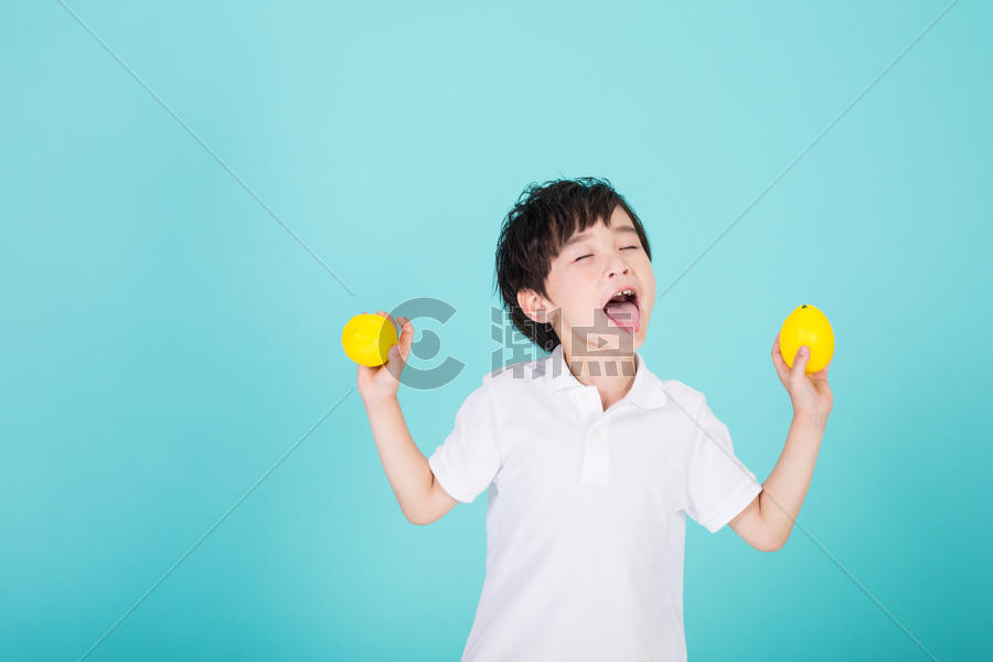 儿童小男孩手持柠檬道具图片素材免费下载
