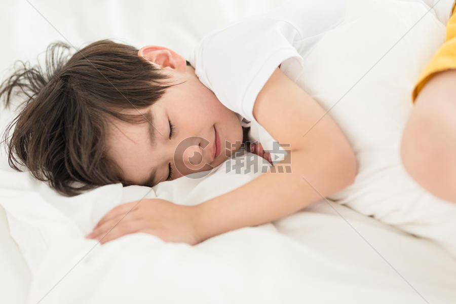 居家儿童床上睡觉图片素材免费下载