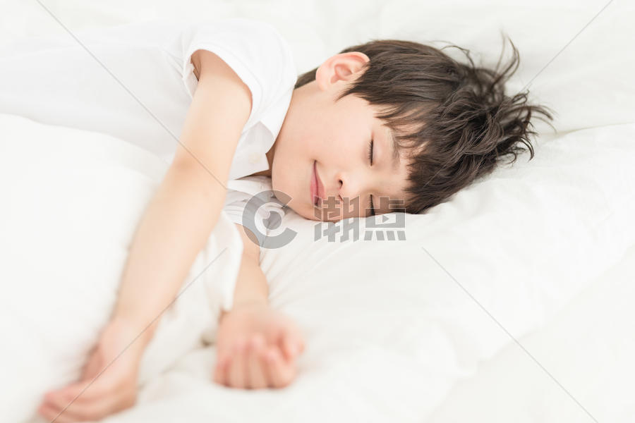 居家儿童床上睡觉图片素材免费下载