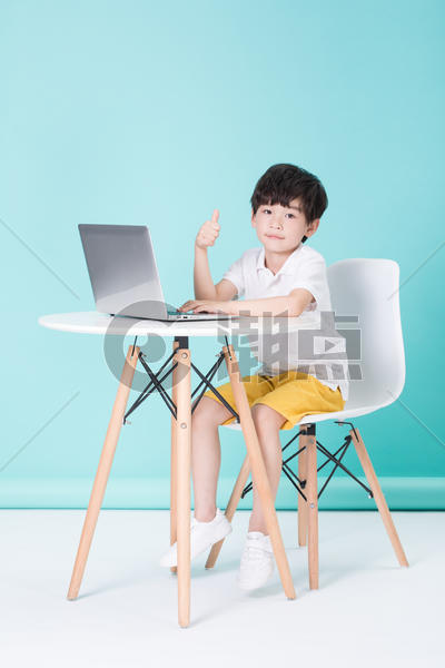 儿童教育小男孩使用电脑网上教育图片素材免费下载