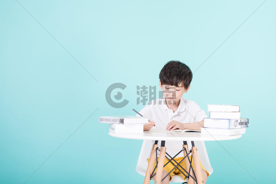 在书桌前学习的小男孩儿童教育图片素材免费下载