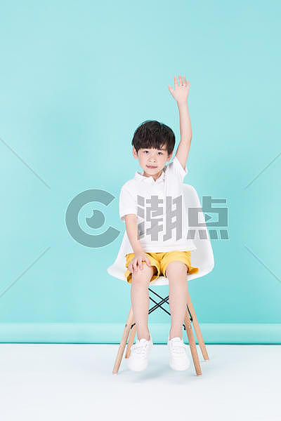 坐在凳子上举手的小男孩教育图片素材免费下载