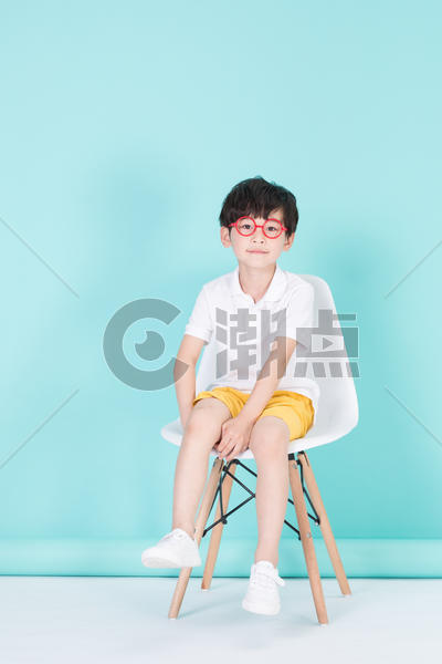 坐在凳子上的小男孩儿童图片素材免费下载