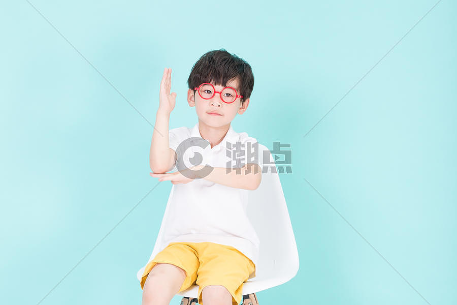 坐在凳子上举手的小男孩教育图片素材免费下载