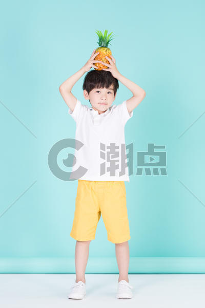 儿童小男孩手持菠萝道具图片素材免费下载