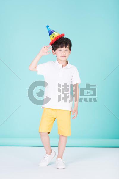 头戴生日帽的小男孩儿童童年图片素材免费下载