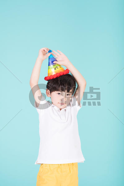 头戴生日帽的小男孩儿童童年图片素材免费下载