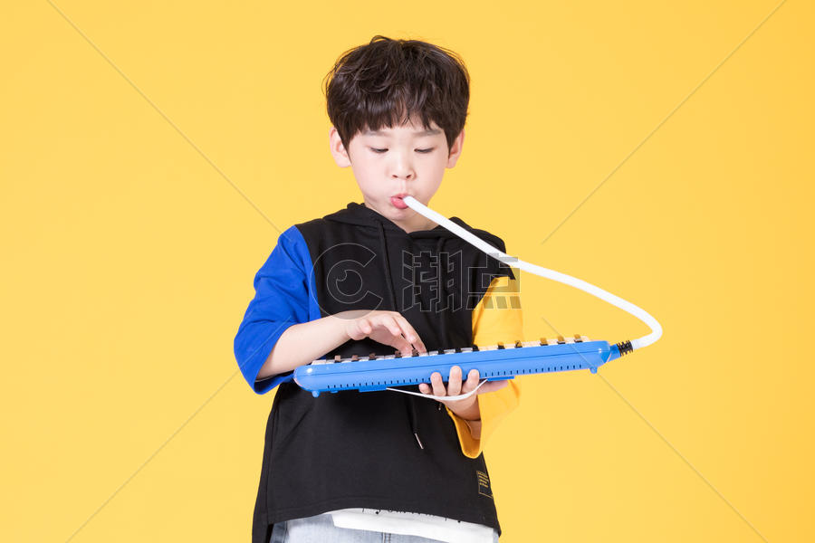 儿童小男孩手持玩具口风琴玩耍图片素材免费下载
