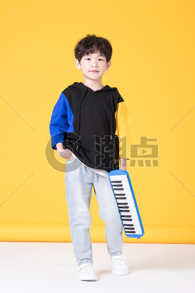 儿童小男孩手持玩具口风琴玩耍图片素材免费下载