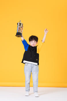 儿童小男孩手持奖杯童年生活图片素材免费下载