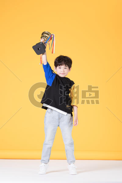儿童小男孩手持奖杯童年生活图片素材免费下载