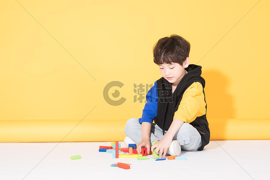 儿童小男孩玩积木益智玩具图片素材免费下载