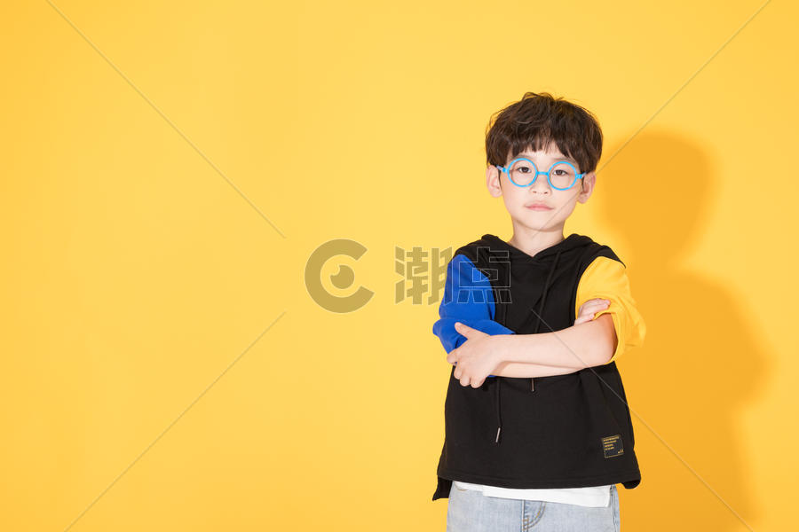 戴眼镜的儿童小男孩童年活泼图片素材免费下载