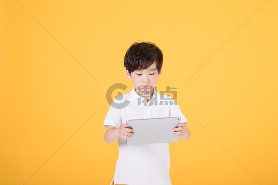 儿童小男孩手持平板电脑图片素材免费下载