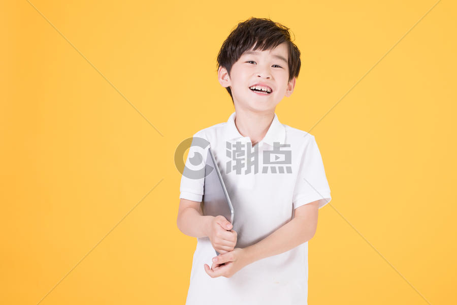 儿童小男孩手持平板电脑图片素材免费下载