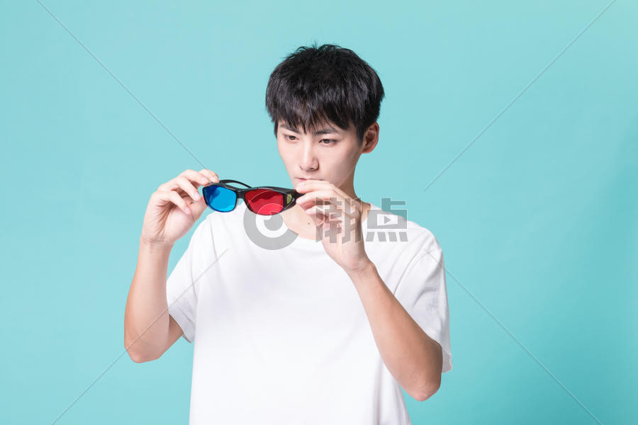 青年男性戴3D眼镜图片素材免费下载