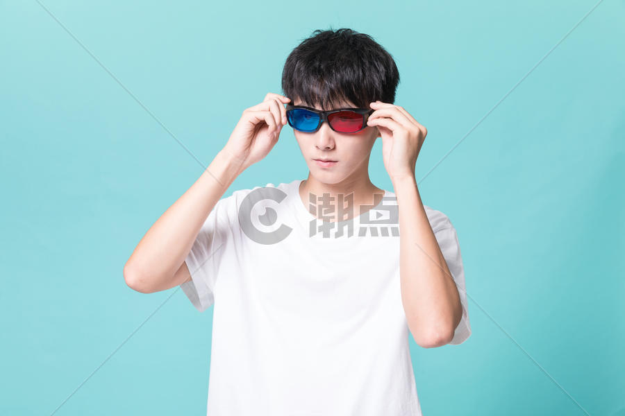 青年男性戴3D眼镜图片素材免费下载