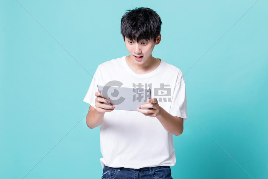 青年男性玩平板电脑图片素材免费下载