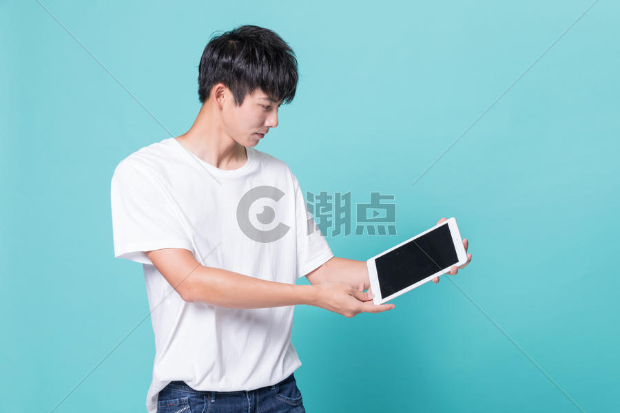男青年平板电脑样机展示图片素材免费下载