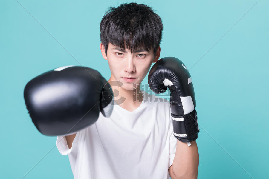 青年男性打拳击图片素材免费下载