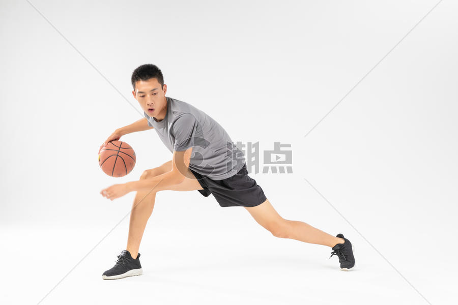 篮球运动员运球动作图片素材免费下载