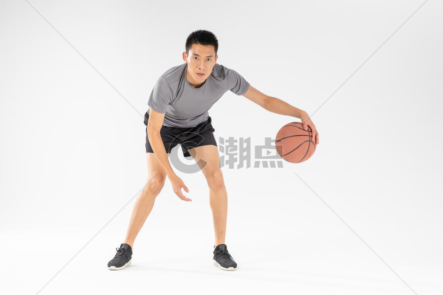 篮球运动员运球动作图片素材免费下载