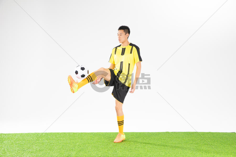 足球运动员颠球动作图片素材免费下载