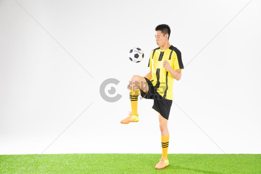 足球运动员颠球动作图片素材免费下载