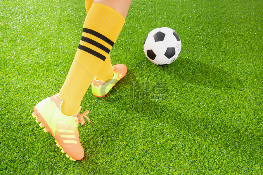 足球运动员脚部特写图片素材免费下载