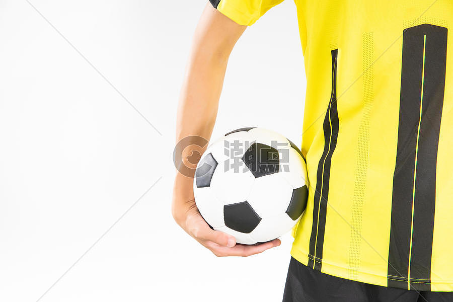 足球运动员手持足球特写图片素材免费下载