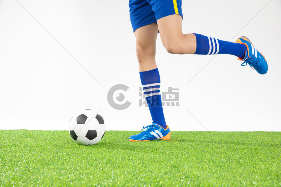 足球运动员脚部特写图片素材免费下载