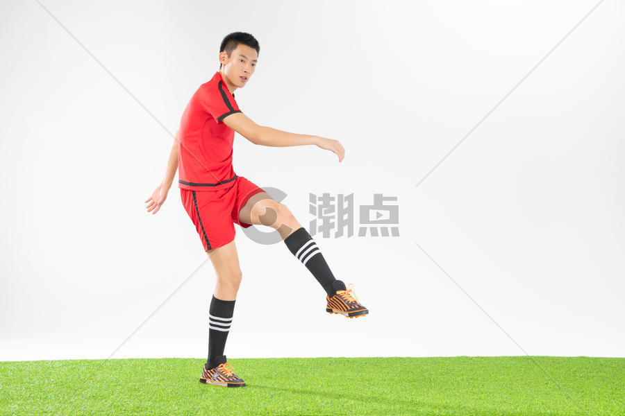 足球运动员踢球动作图片素材免费下载