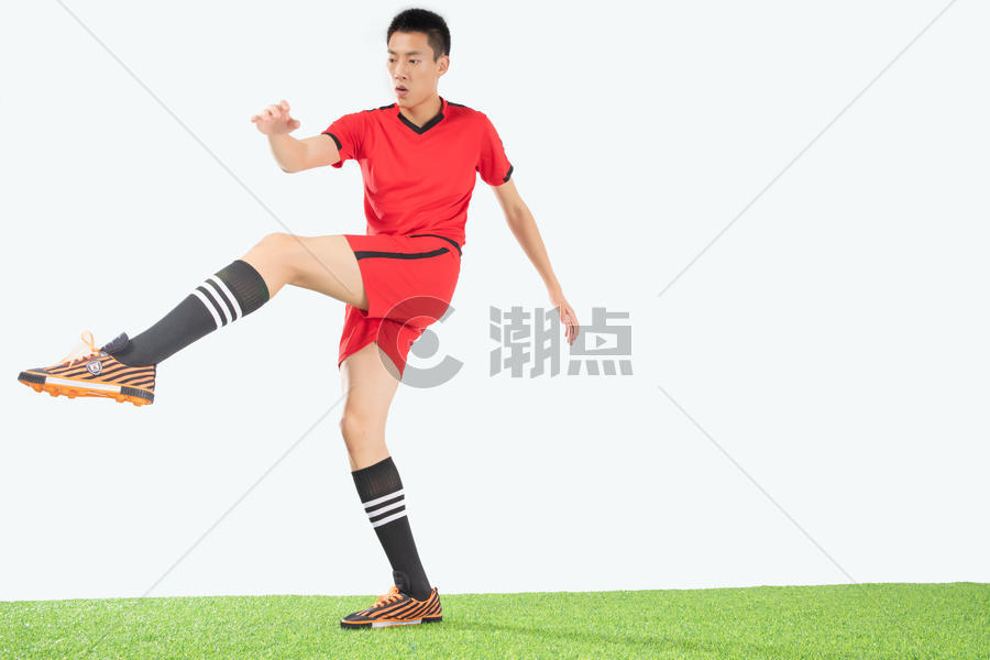 足球运动员踢球动作图片素材免费下载