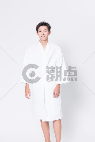 穿浴袍的男性图片素材免费下载