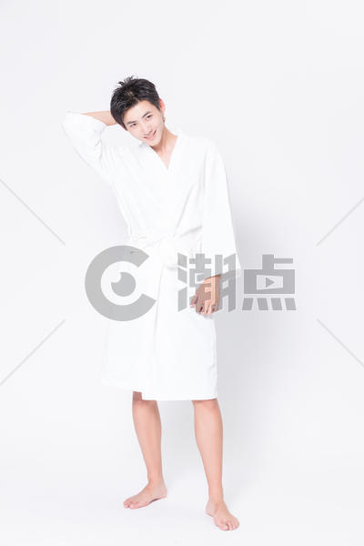 穿浴袍的居家男性图片素材免费下载