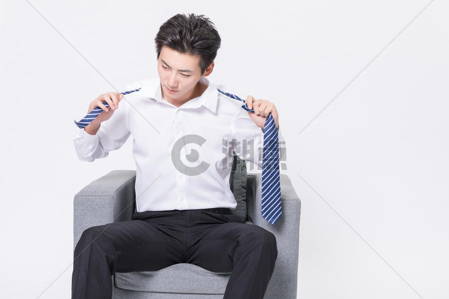 解领带的商务男性图片素材免费下载
