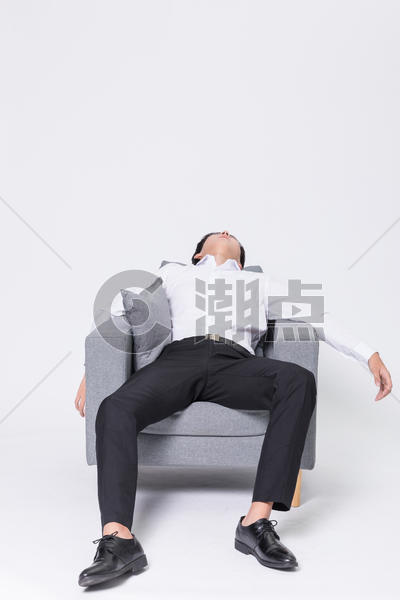 商务男士累趴在沙发上图片素材免费下载