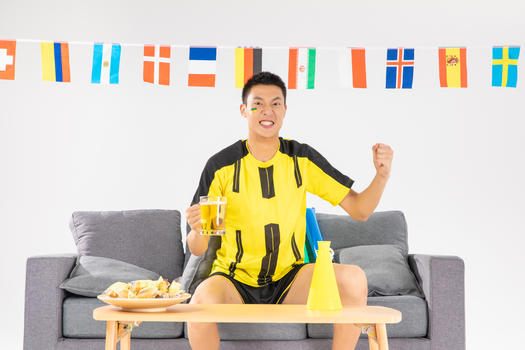 世界杯球迷喝酒看球赛图片素材免费下载