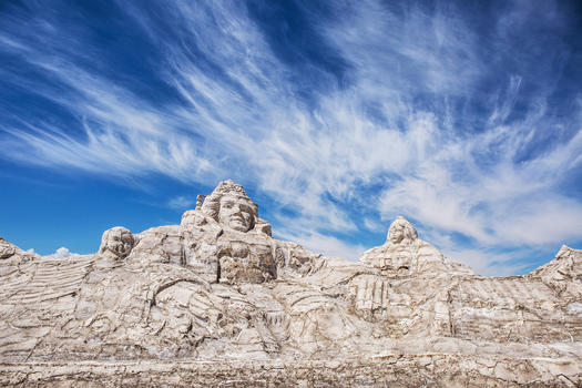 茶卡盐湖的大型盐雕图片素材免费下载