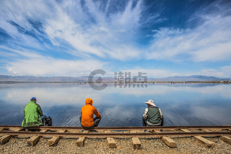茶卡盐湖旁铁轨上休息的人图片素材免费下载