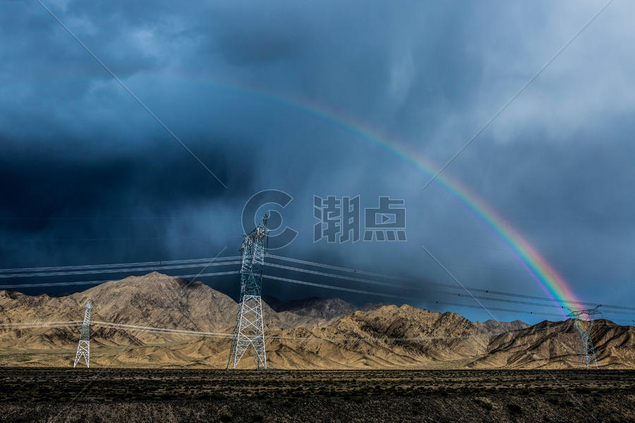 暴雨过后乌云之下的彩虹图片素材免费下载