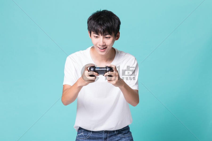 青年男性玩游戏机图片素材免费下载