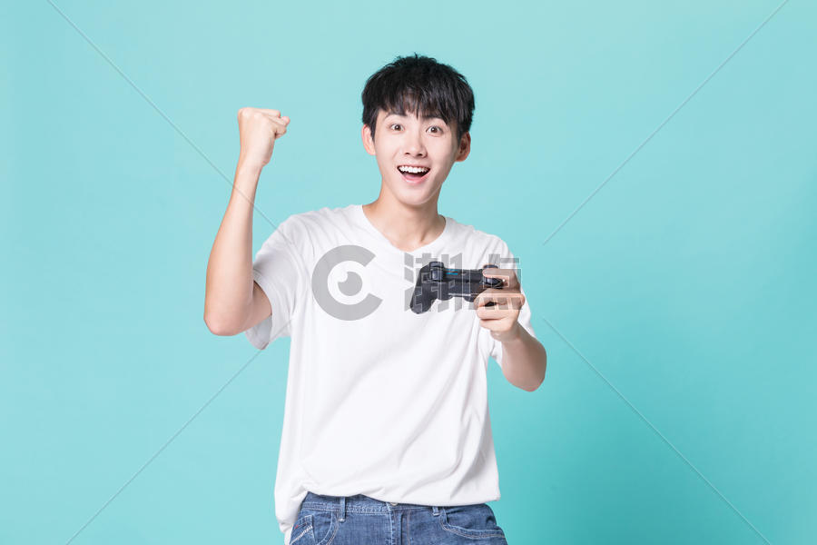 青年男性玩游戏机图片素材免费下载