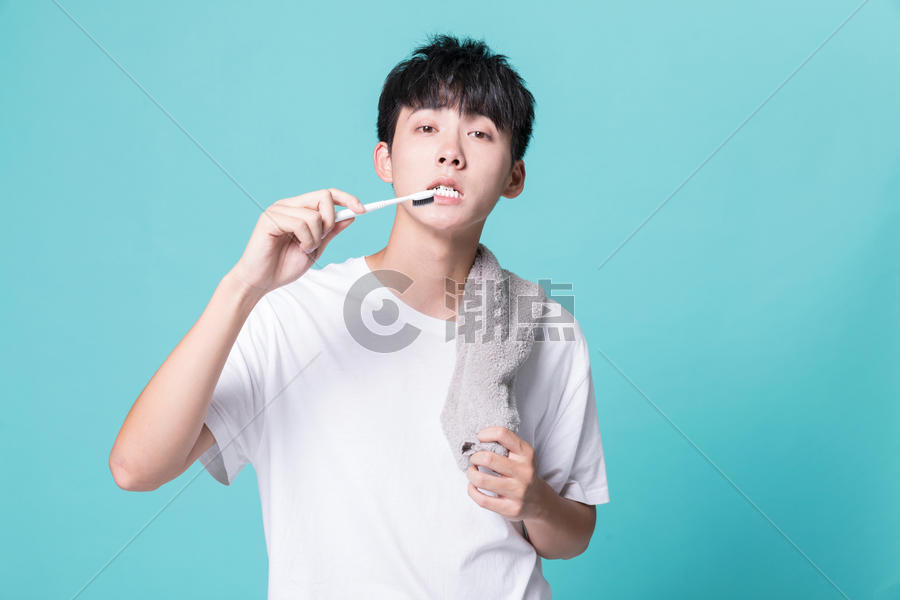 青年男性洗漱刷牙图片素材免费下载