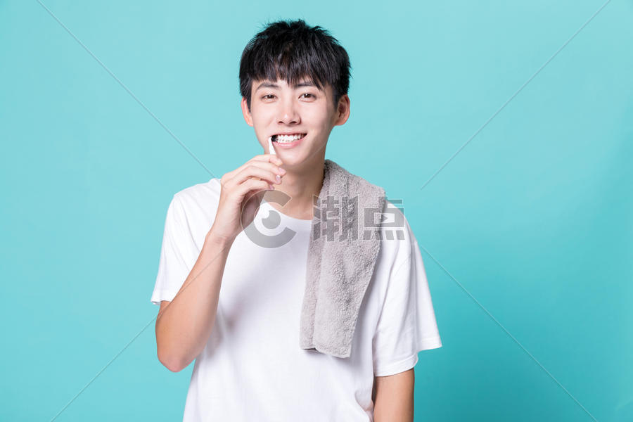 青年男性洗漱刷牙图片素材免费下载