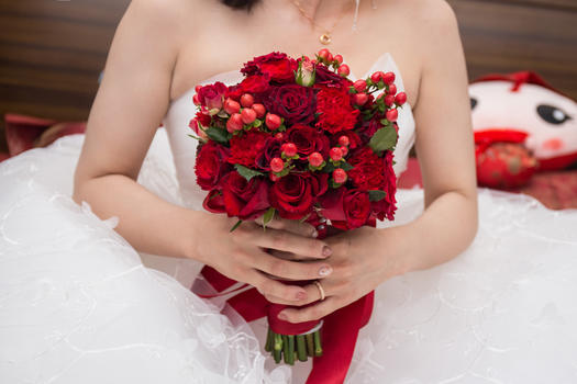 手拿捧花的新娘子图片素材免费下载
