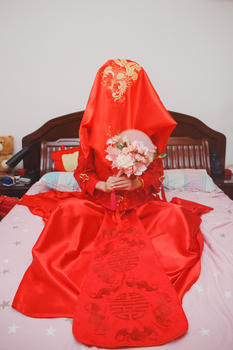 红头盖的中式新娘图片素材免费下载