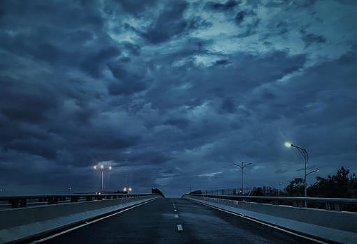 暴风雨天深蓝忧郁的天桥和路灯图片素材免费下载